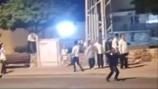 צעירים מיידים אבנים לעבר כלי רכב ברחוב דוכיפת בערד במהלך השבת