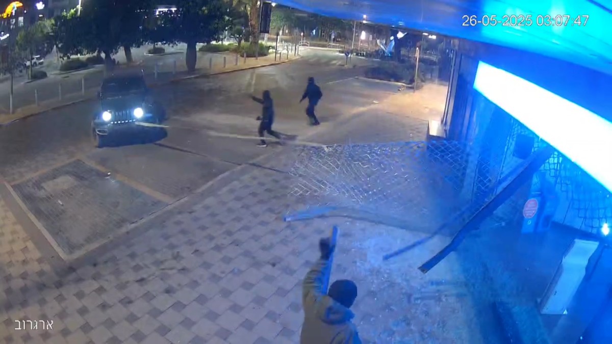 פריצה אלימה במקס אמות ליד ביג - לעיניי עוברי אורח: רעולי פנים מנסים לעקור בנקט, שודדים חנות פלאפון
