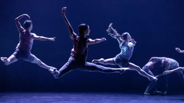 להקת המחול קמע יוצאת לסיבוב בינלאומי - וחוזרת עם מופע עוצמתי לקהל המקומי