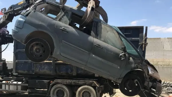 רכב נטוש ברחוב בבאר שבע עם מדבקת התראה עירונית, על רקע מבצעי פינוי של אגף הפיקוח.